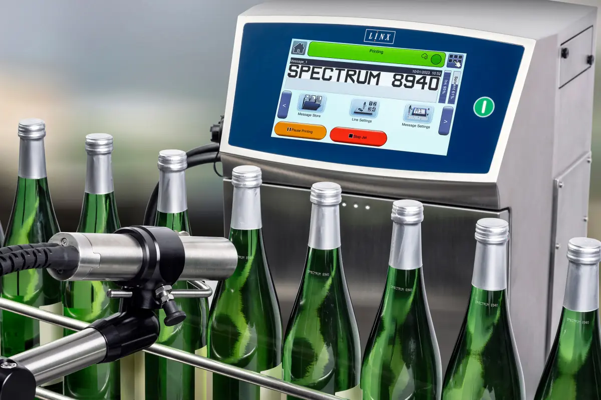 Linx 8940 Spectrum kennzeichnet Weinflaschen (c) Bluhm Systeme