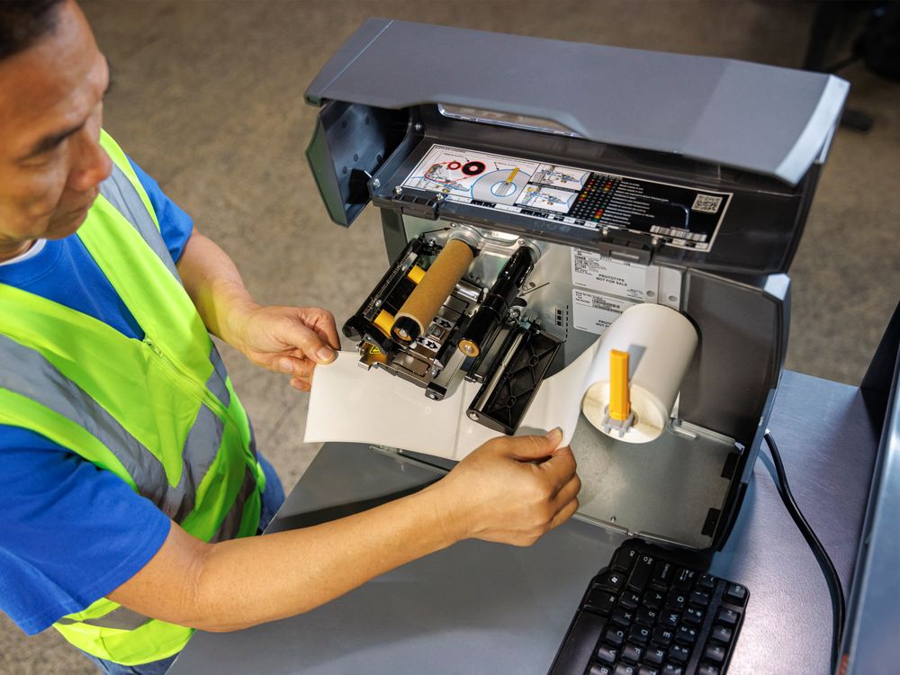 De etiketrol voor de Zebra ZT111 desktopprinter bijvullen