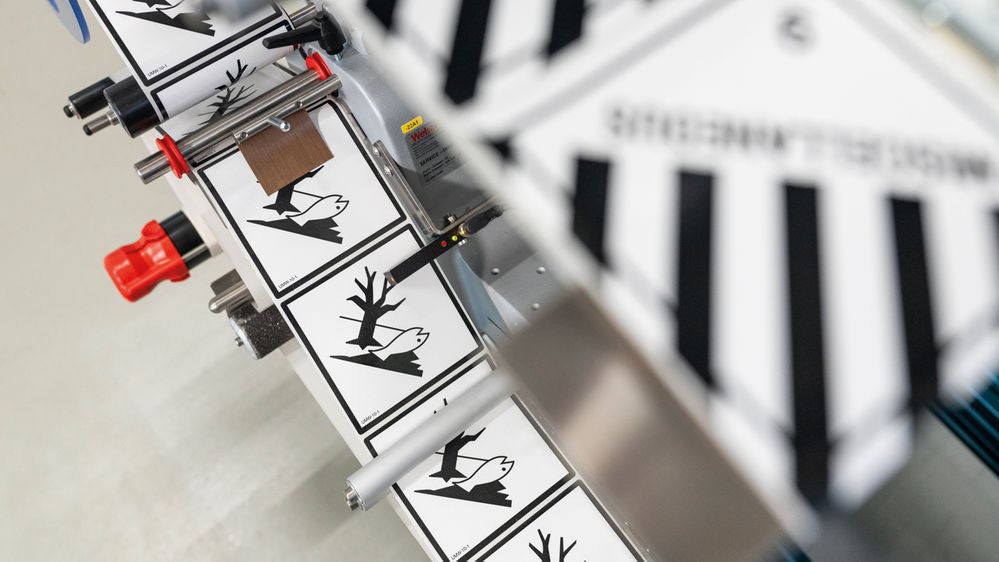 Alpha Compact brengt voorgedrukte etiketten aan