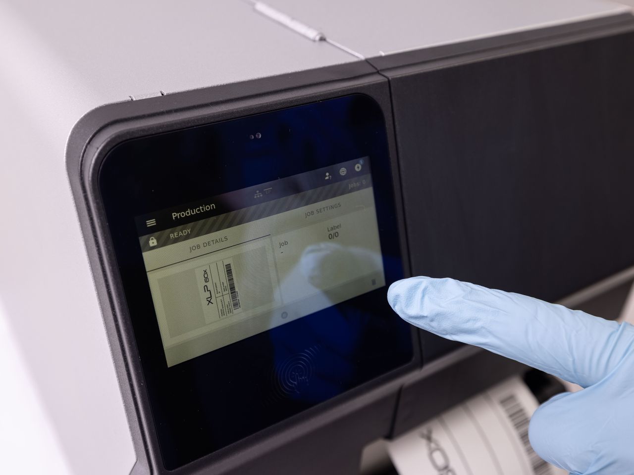 Novexx xlp 60x basisetikettenprinter met touchdisplay-bediening met handschoenen