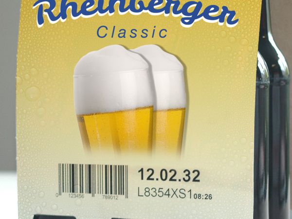 Industriële inkjetcodering met BBD en barcode op gele kartonnen verpakking