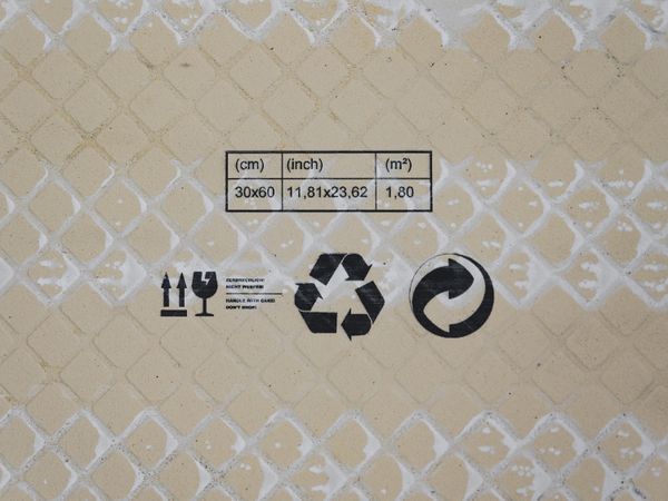 Keramische tegels geëtiketteerd met inkjetprinter Markoprint integra PP RAZR