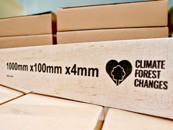 Houten lijst geëtiketteerd met inkjetprinter Markoprint integra PP RAZR 