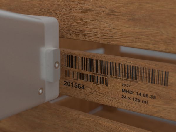 Houten kist geëtiketteerd met inkjetprinter Markoprint integra PP RAZR