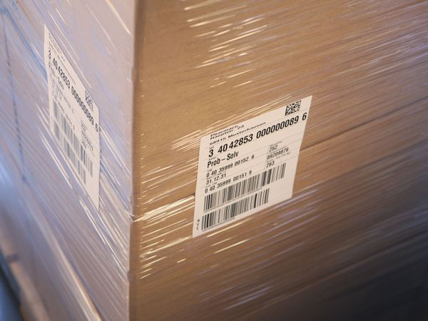 Tweezijdige etikettering op in folie verpakte pallet met kartonnen dozen
