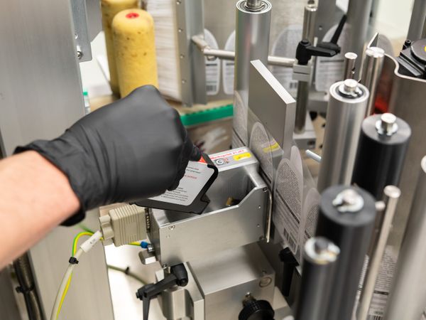 Inkjetprinter Markoprint X1JET HP Premium inktcartridges vervangen