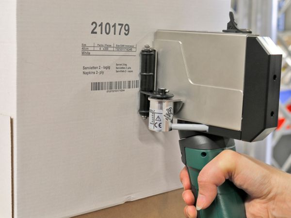 Karton bedrukt met Markoprint X1JET HandHold inkjetprinter