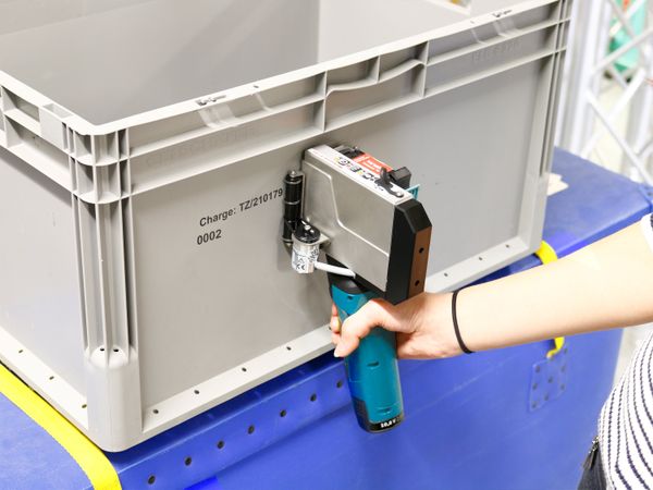 Plastic doos bedrukt met Markoprint X1JET HandHold inkjetprinter