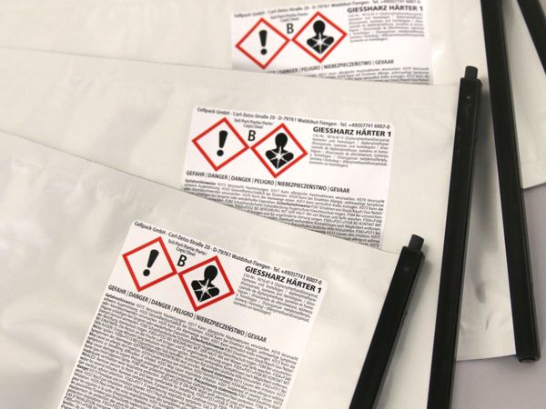 Etiketten met gevaarlijke stoffen op plastic zakken