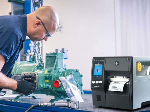 Zebra ZT411 etikettenprintertoepassing in productie met RFID op metaal