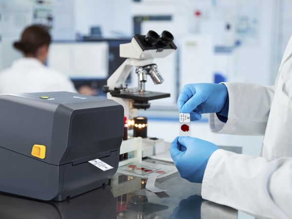 Zebra ZD230 desktopprinter in het medisch laboratorium