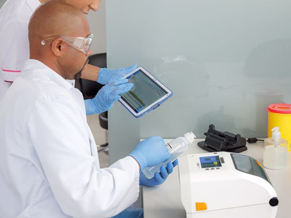 Zebra ZD621 printer in het laboratorium voor de gezondheidszorg