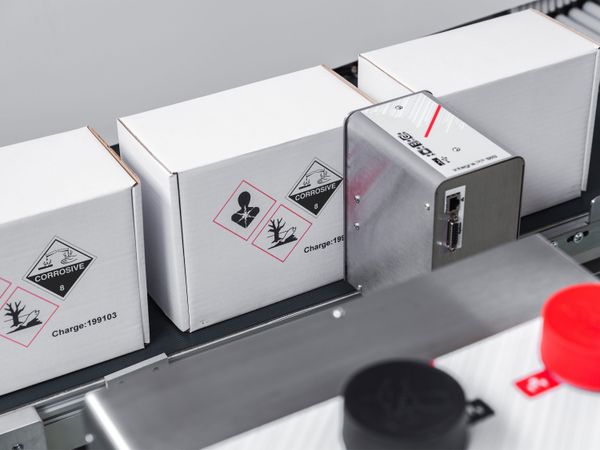 Markoprint integra PP 108 tweekleurige toepassing: gevarenpictogram-etikettering op dozen