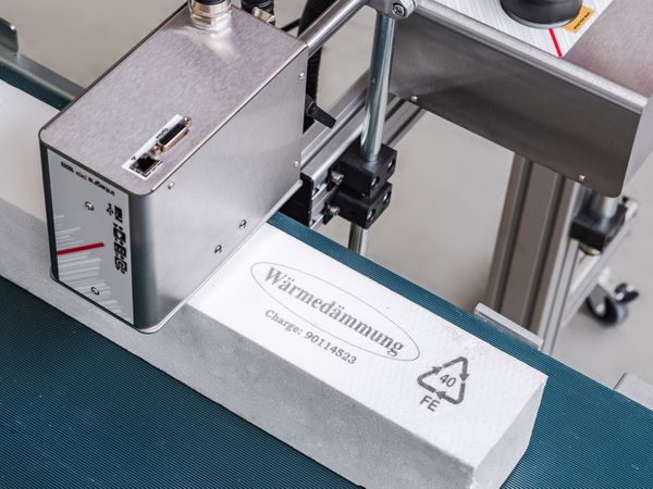 Markoprint integra PP 108 grootkarakterprint op isolatiemateriaal