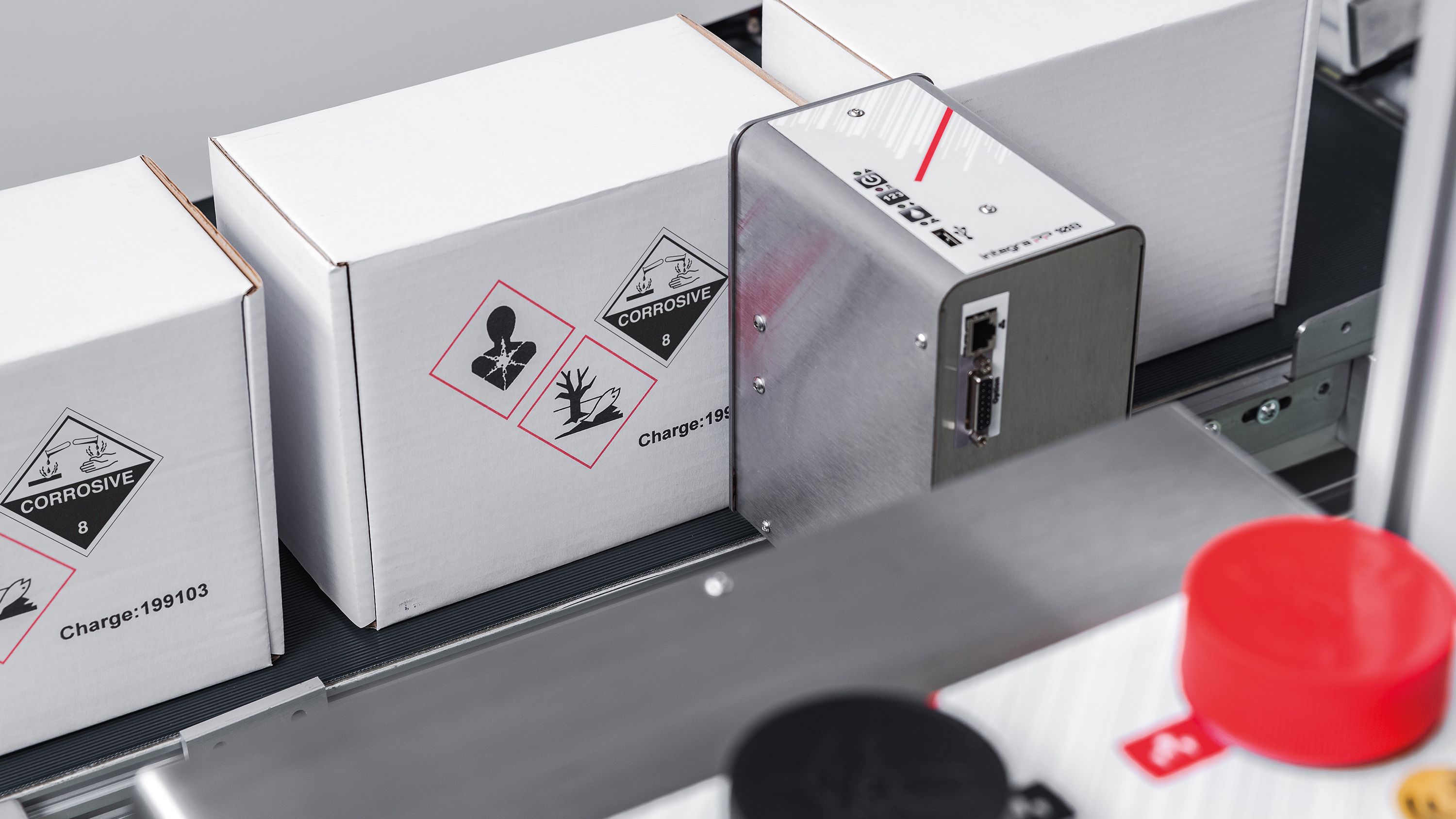 Industriële inkjetprinter Markoprint integra PP 108 bicolour voor tweekleurige etikettering van gevaarlijke stoffen op kartonnen dozen