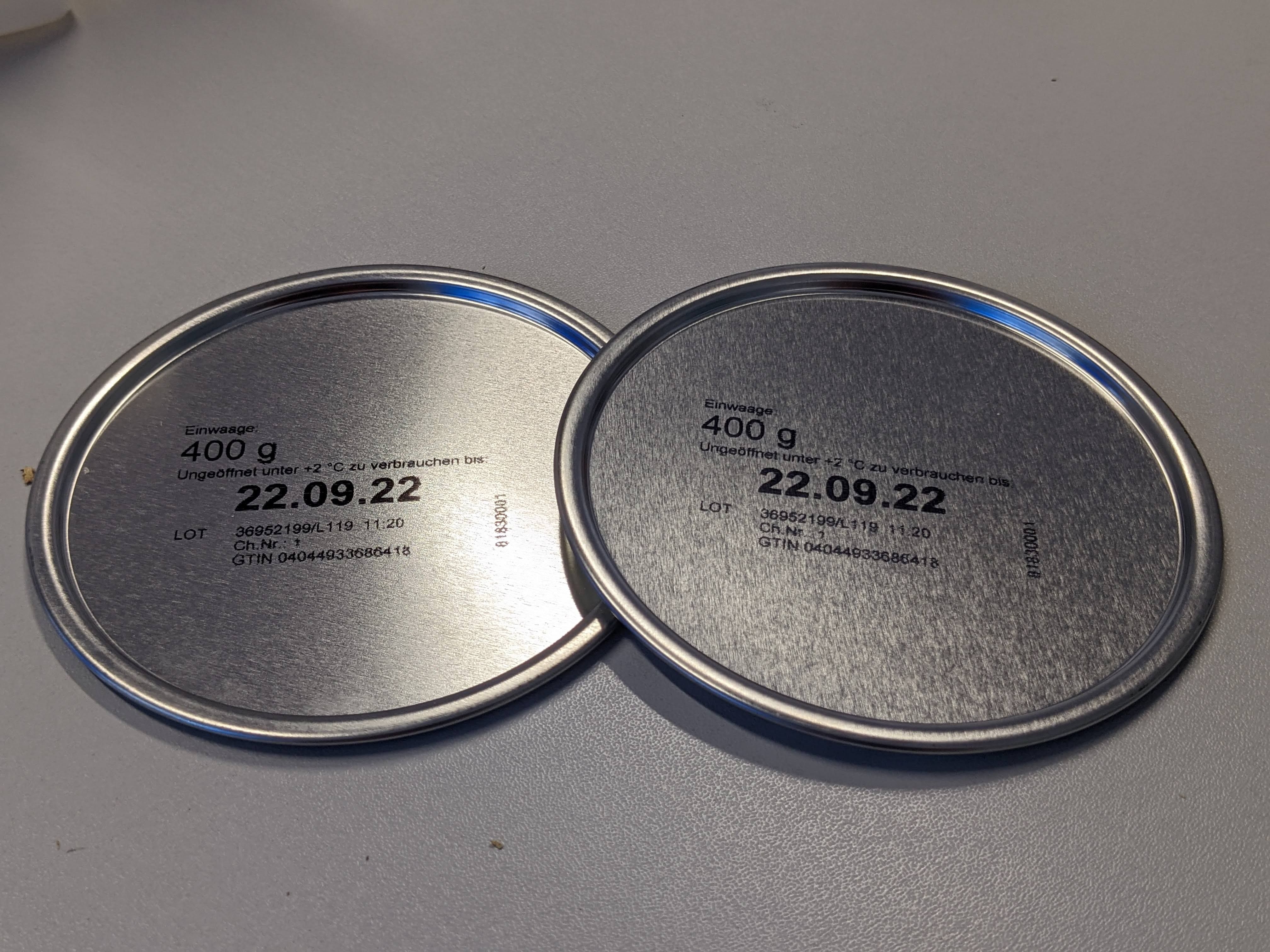 Metalen deksels geëtiketteerd met inkjetprinter Markoprint integra PP RAZR