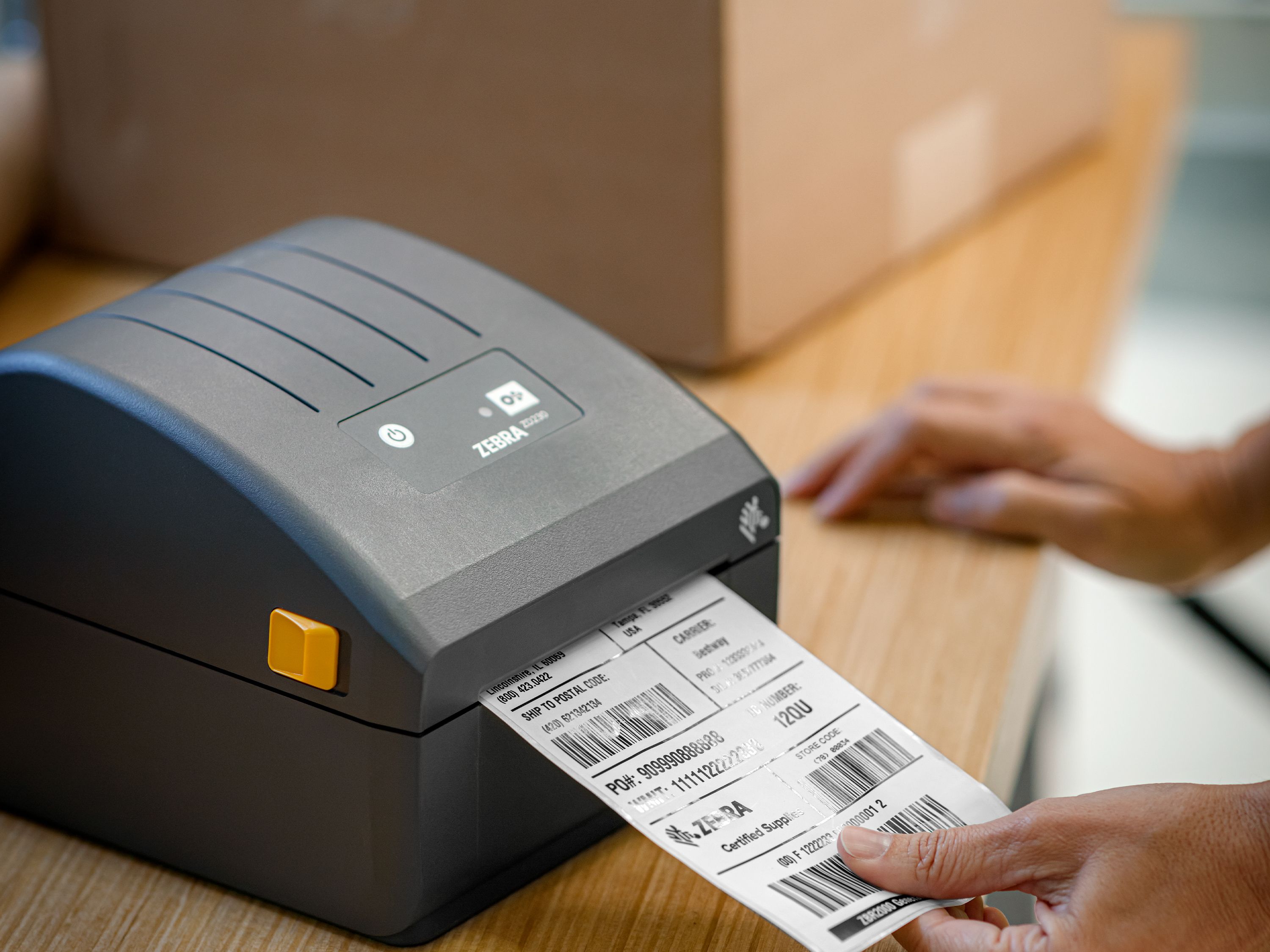 Zebra ZD230 desktopprintertoepassing in magazijn, logistiek, verpakkingsstation