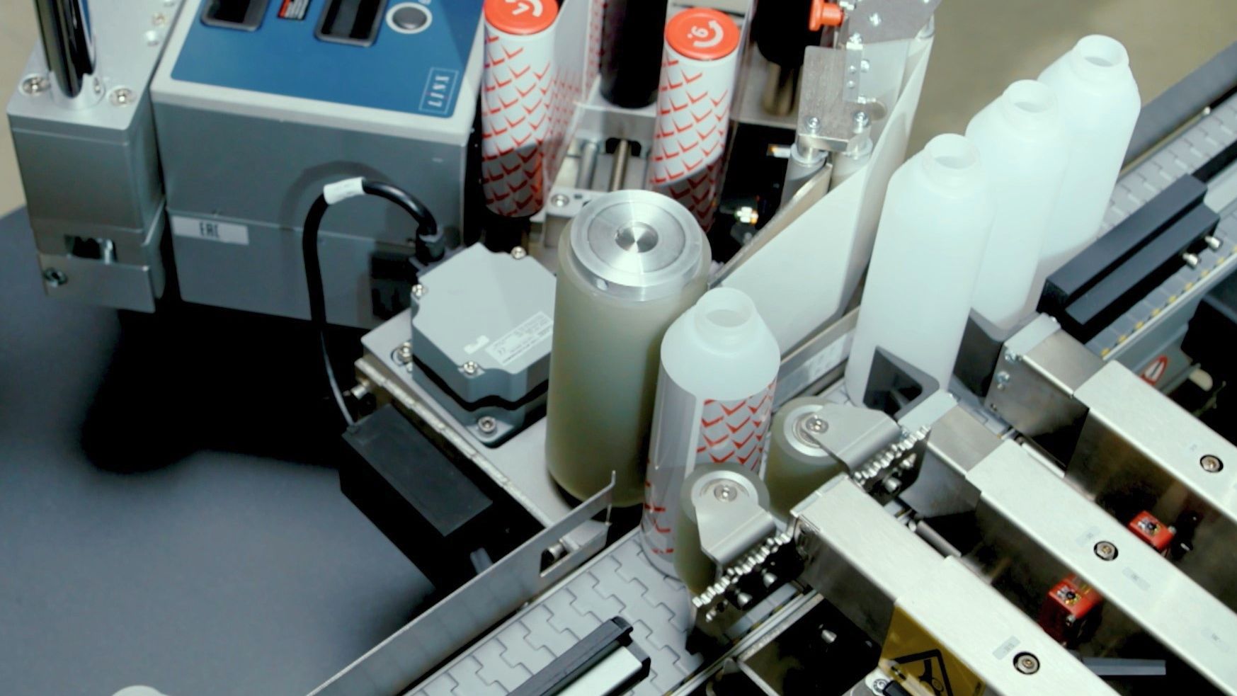 Geset 222 etiketteert flessen