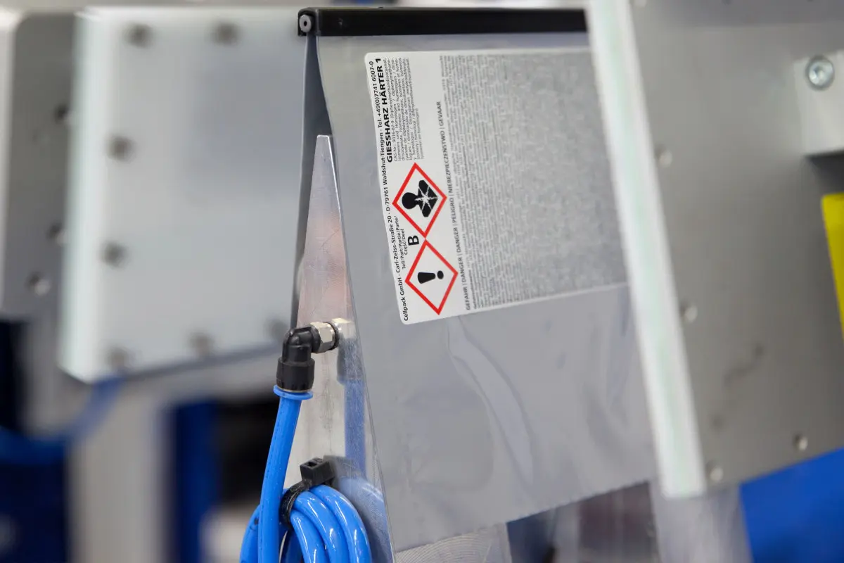 Automatic labelling of packaging bags for electronic components