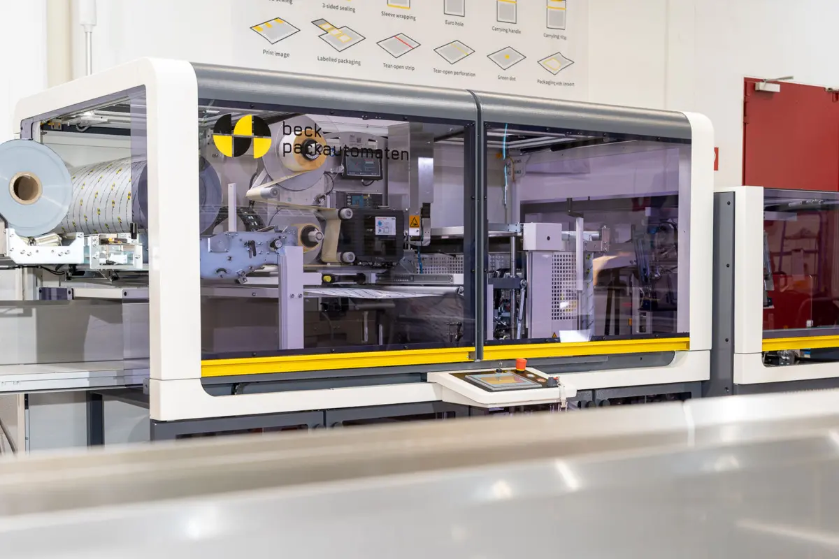 Labeling system integrated in a packaging machine